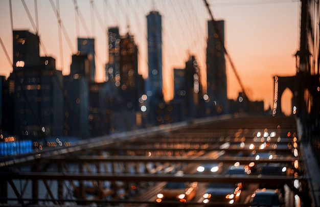 De Stad Brooklyn Bridge van New York defocused de abstracte lichten van de stadsnacht