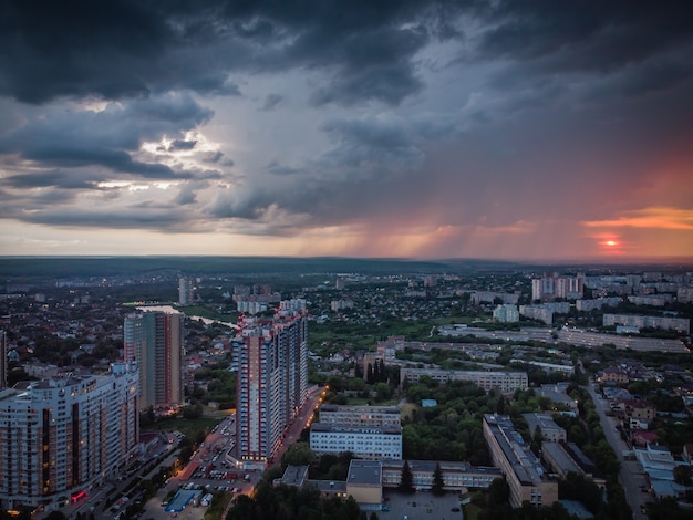 De stad Charkov tegen de achtergrond van een rode luchtfoto van de zonsondergang