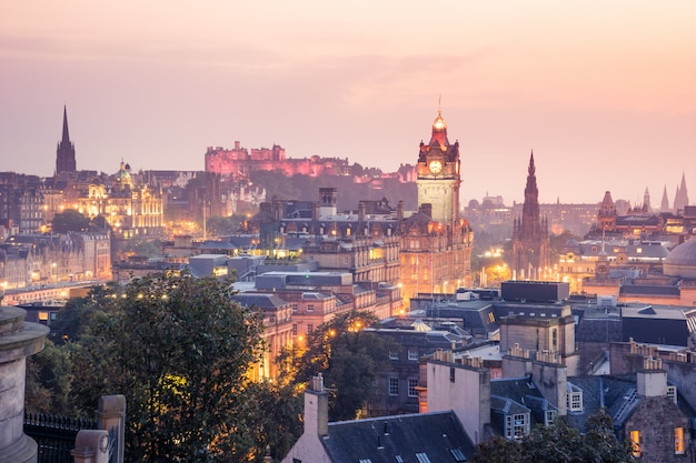 De stad Edinburgh van Calton Hill bij nacht, Schotland, het UK