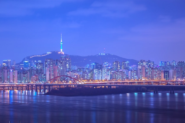 De stad en de Brug van Seoel, Mooie nacht van Korea met de Toren van Seoel bij nacht, Zuid-Korea.