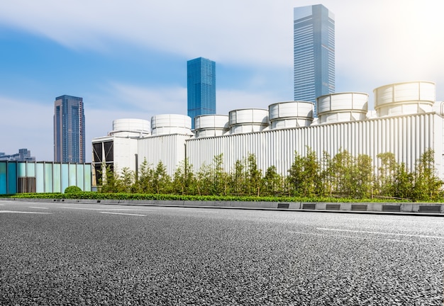 De stad en de weg op de moderne kantoorgebouw achtergrond