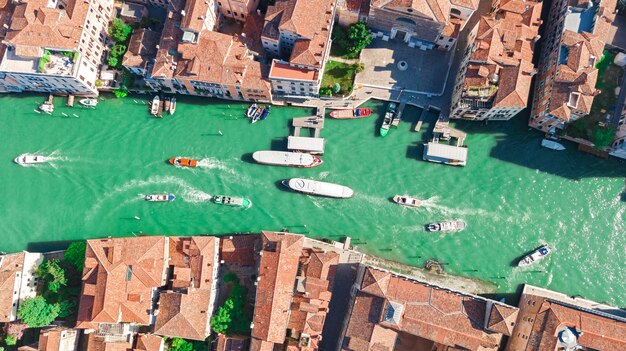 De stad grand canal van venetië en huizen luchtmening, het eilandcityscape van venetië en venetiaanse lagune van hierboven, italië
