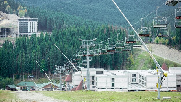 De stad in de groene bergen Truskovets Skhidnitsa Karpaten