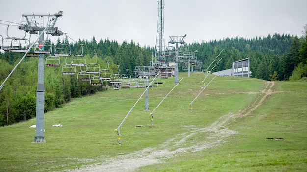 De stad in de groene bergen Truskovets Skhidnitsa Karpaten