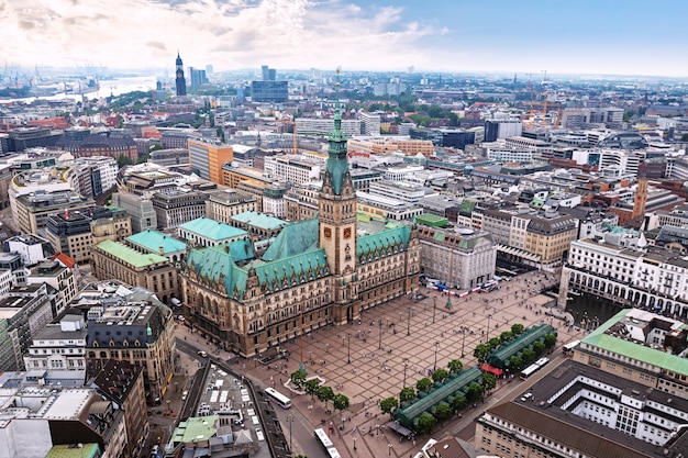 De stad in Hamburg met uitzicht op het stadhuis