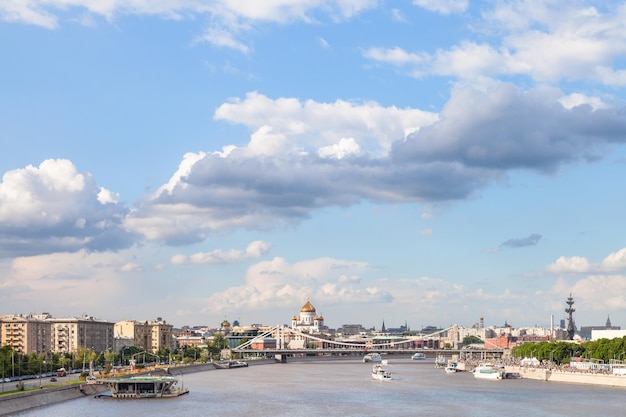 De stad Moskou met de Krimbrug en de rivier de Moskva