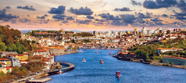 De stad Porto en Ribeira over de rivier de Douro vanaf Vila Nova de Gaia Portugal