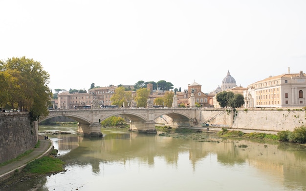 De stad Rome en de rivier de Tiber in de buurt van Vaticaanstad, Italië.