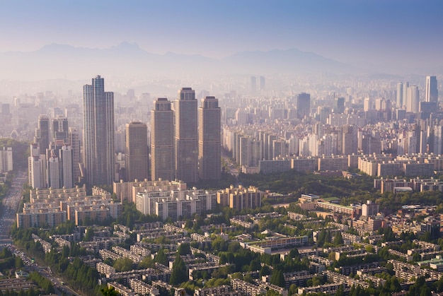 De stad Seoul en de skyline van de binnenstad in zonsondergang in mistige dag Zuid-Korea