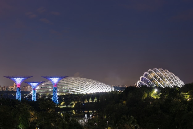 De stad Singapore bij nacht