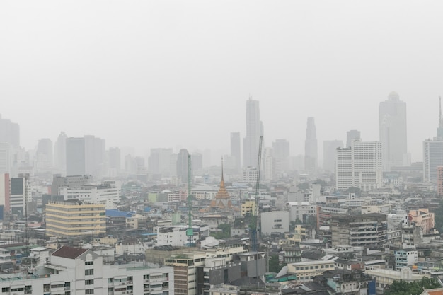 De stad van Bangkok de bouw in de regenende dag