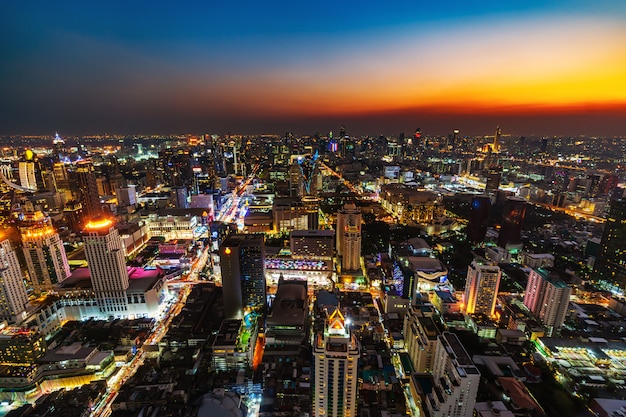 De stad van Bangkok de stad in en verkeer bij zonsondergang in Thailand