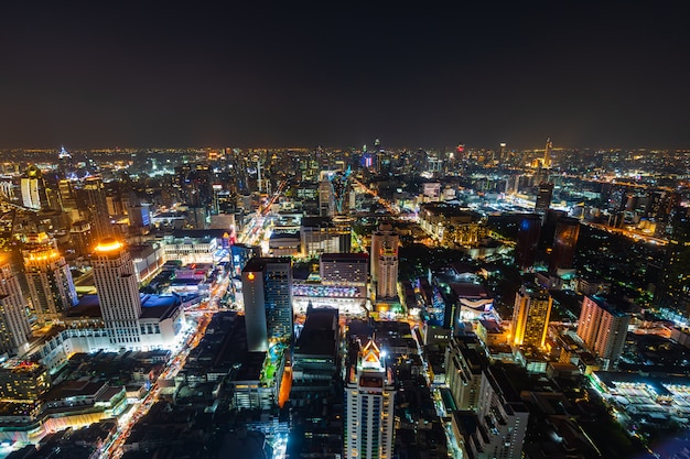 De stad van Bangkok de stad in en wegverkeer bij nacht van Thailand, Cityscape