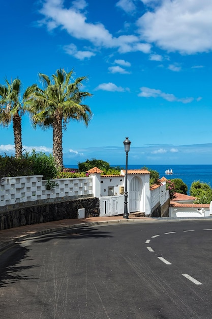 De stad van het schilderachtige landschap met uitzicht op de oceaan Los Canarische Eilanden Tenerife Spanje