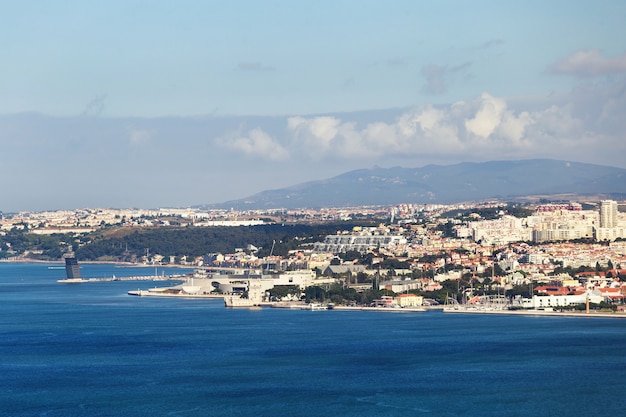 De stad van Lissabon met overzeese kust