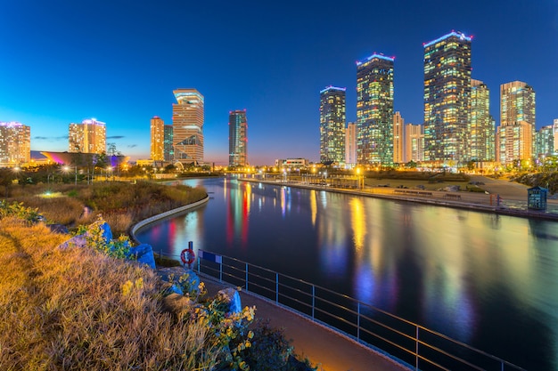 De stad van seoel met mooi bij nacht, centraal park in songdo internationaal bedrijfsdistrict, incheon zuid-korea.