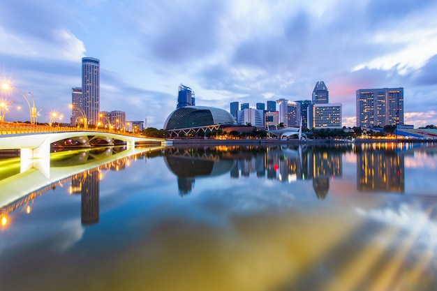 De stad van Singapore in zonsopgangtijd