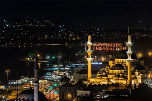 Foto de stad verlicht's nachts.