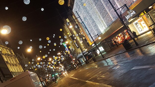 Foto de stad verlicht's nachts.