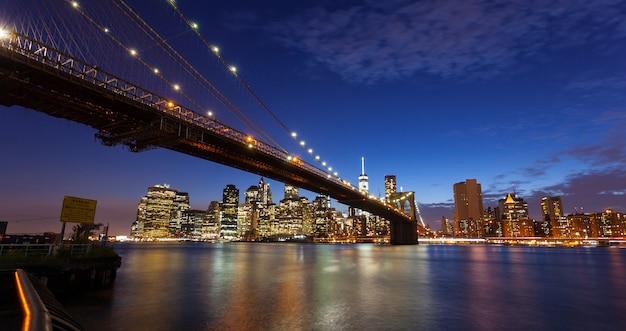 De stads 's nachts horizon van new york