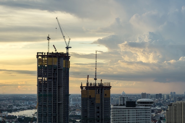 De stadsbouw van Bangkok van een twee high-rise silhouetgebouw