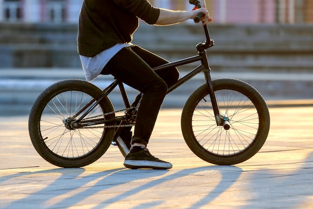 De stadsfietser in beweging op de stoep. vermaak en vrije tijd. sport en hobby's van tieners