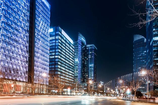 De stadsgebouwen van Shanghai bij nacht en vage autolichten