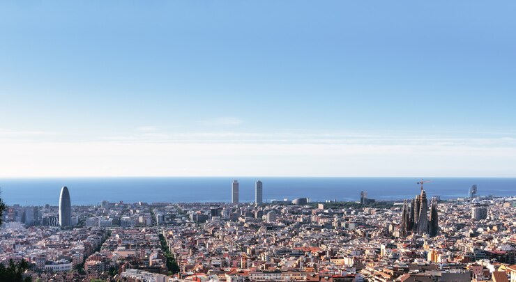 De stadshorizon van Barcelona met Middellandse Zee en blauwe hemel - Spanje.