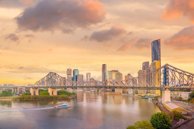 De stadshorizon van Brisbane en de rivier van Brisbane bij schemering in Australië