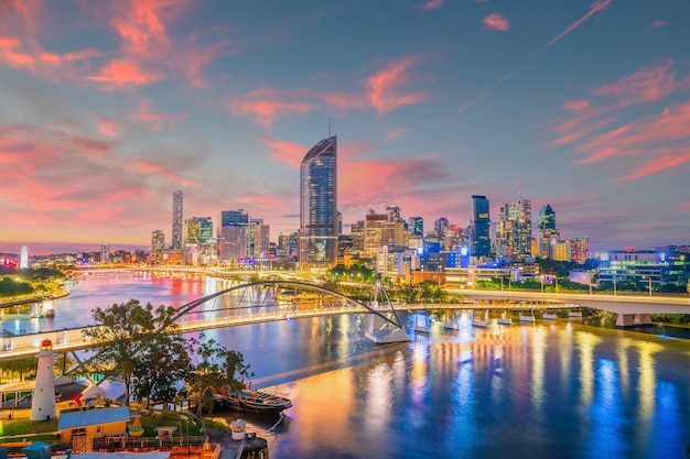 De stadshorizon van Brisbane en de rivier van Brisbane bij zonsondergang in Australië