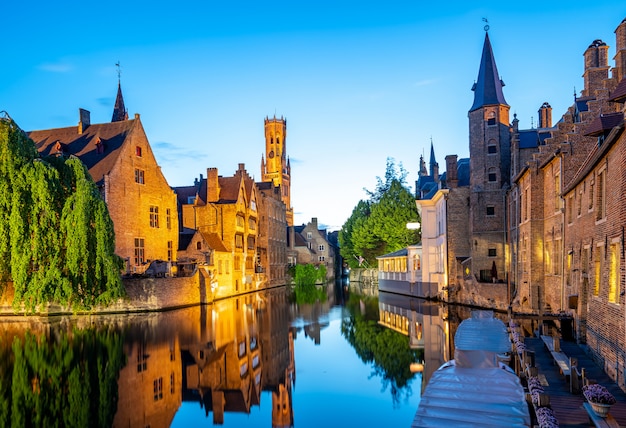 De stadshorizon van Brugge met kanaal bij nacht in België