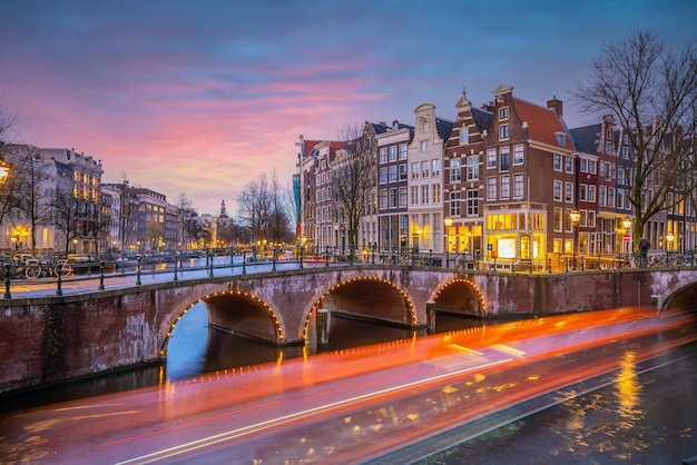 De stadshorizon van de binnenstad van Amsterdam. Stadsgezicht in Nederland bij zonsondergang