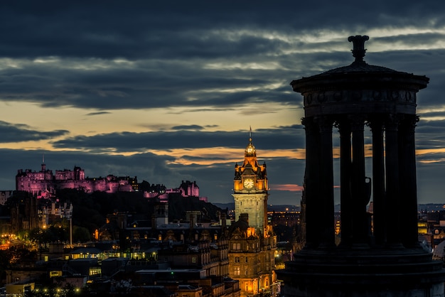 De stadshorizon van Edinburgh en kasteel bij nacht, Schotland