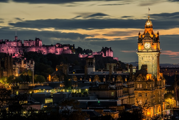 De stadshorizon van edinburgh en kasteel bij nacht, schotland