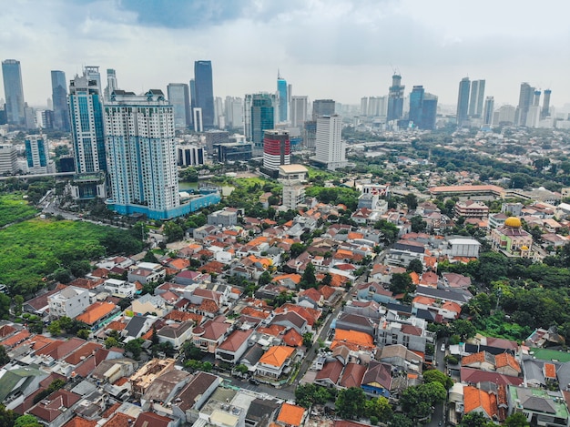 De stadshorizon van Jakarta met stedelijke wolkenkrabbers in de middag