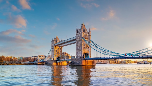 De stadshorizon van Londen met stadsbeeld van de Tower Bridge in het VK