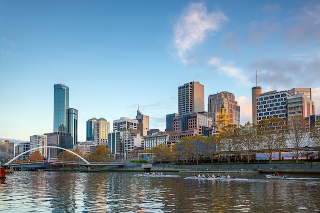 De stadshorizon van Melbourne bij schemering in Australië