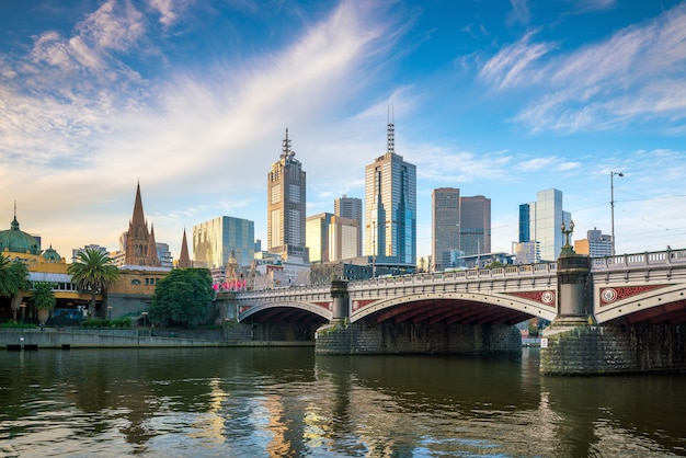 De stadshorizon van Melbourne in Australië met blauwe hemel