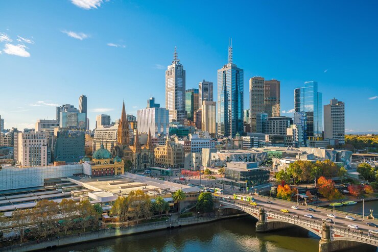 De stadshorizon van Melbourne in Australië met blauwe hemel