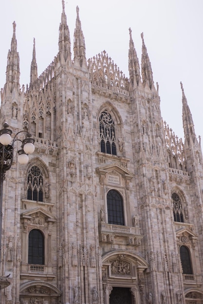 De stadshorizon van Milaan Italië bij de Kathedraal van Milaan Duomo leeg niemand