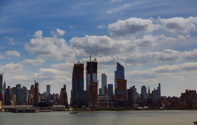 De Stadshorizon van New York met stedelijke wolkenkrabbers bij zonsondergang, de VS