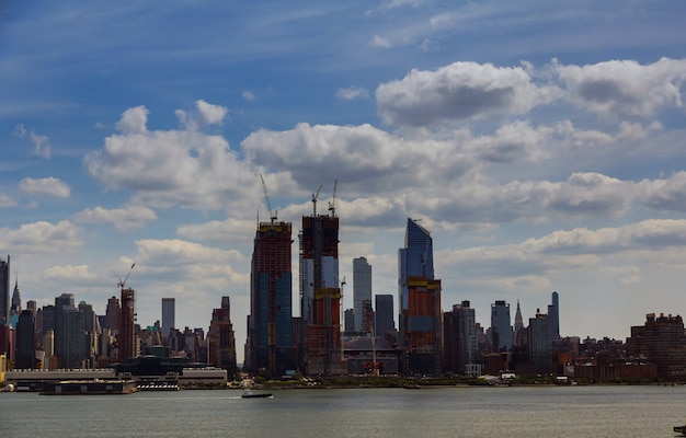 De stadshorizon van new york met stedelijke wolkenkrabbers bij zonsondergang, de vs