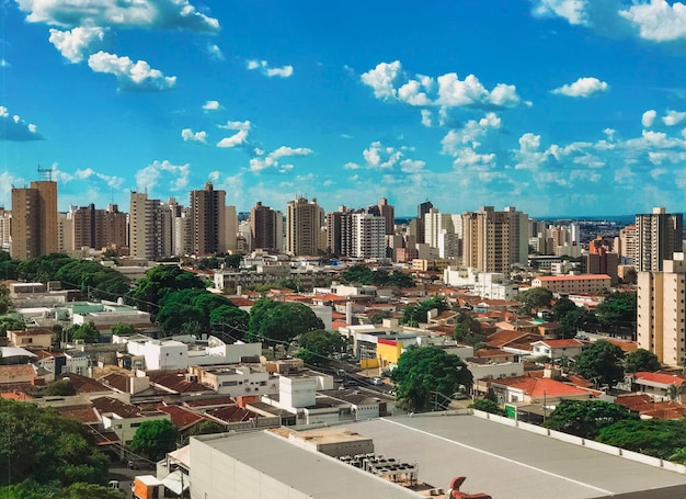 De Stadshorizon van Ribeirao Preto bij zonsondergang, Sao Paulo, Brazilië