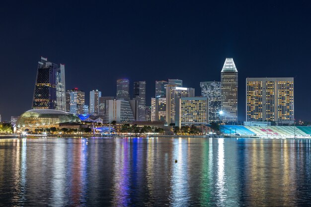 De stadshorizon van singapore bij nacht