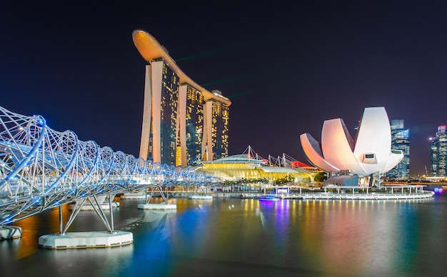 De stadshorizon van singapore bij nacht.