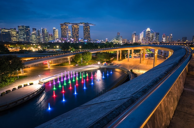 De stadshorizon van Singapore en mening van wolkenkrabbers op Marina Barrage in schemeringtijd.