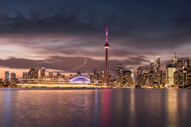 De stadshorizon van Toronto bij nacht, Ontario, Canada