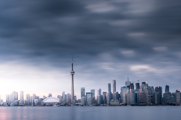 De stadshorizon van Toronto bij nacht, Ontario, Canada