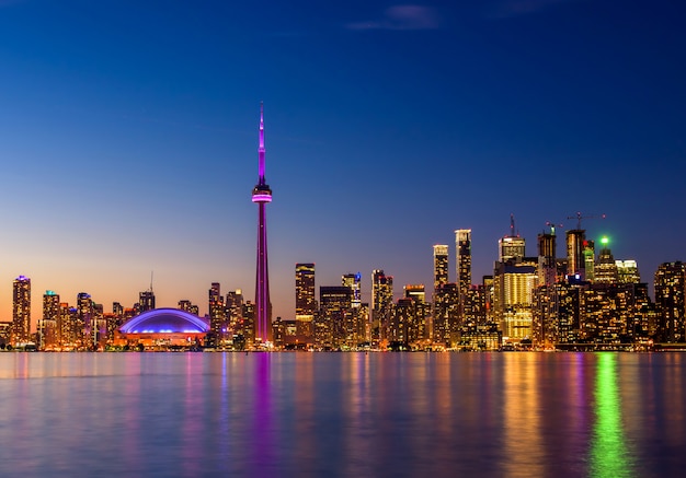 De stadshorizon van toronto bij nacht, ontario, canada