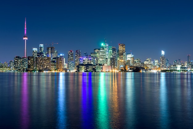 De stadshorizon van Toronto bij nacht, Ontario, Canada